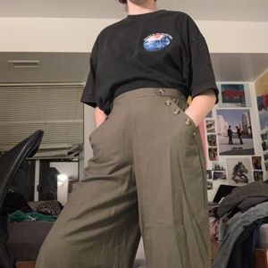 Green loose pants